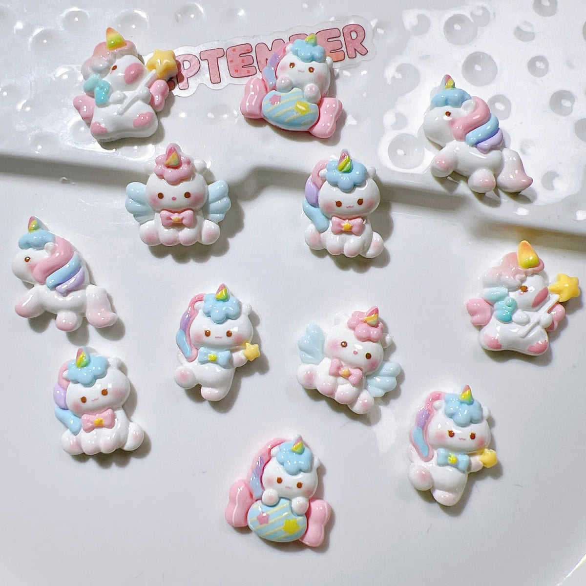 10 Accessoires en Résine Licorne | Cabochons Plats Arc - en - Ciel - DIY, Bijoux, Décoration - RukaCraft